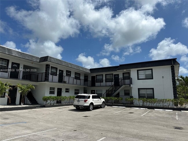 Building Photo - 5621 SW 36th Ct