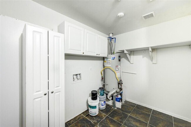 Building Photo - 5207 Beaverhill Dr