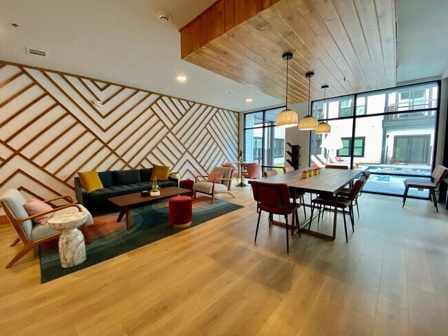 Building Photo - Stylish 3 Bedrooms 2 Bathrooms with Top-Tier Amenities Condo in East Austin!!!