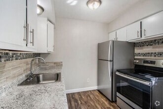 Building Photo - 2-Bed/1-Bath Town House, 850 sq. ft. - Ask...