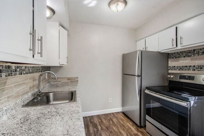 Primary Photo - 2-Bed/1-Bath Town House, 850 sq. ft. - Ask...