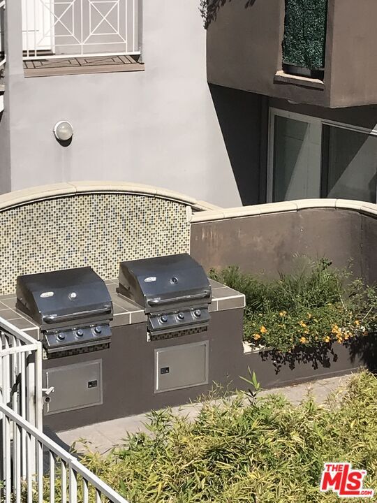 Building Photo - 355 N Maple St