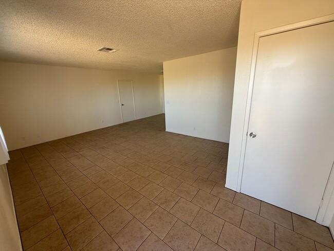 Building Photo - Hesperia Duplex-Spacious 2 Bedrooms, 1 Bathroom, New Interior Paint