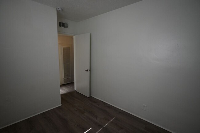 Building Photo - 2 Bed Apartment  - $1,050 - 378 N 13th Str...