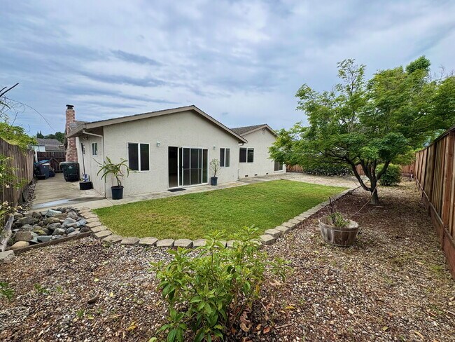 Building Photo - Spacious 3 Bedroom Gilroy Home with AC  & Attached Garage