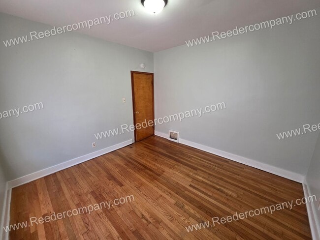 Building Photo - 2 bedroom 1 bathroom house