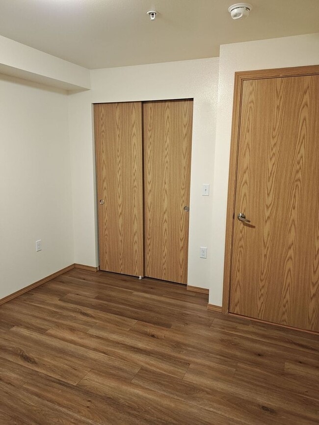 Building Photo - Three bedroom corner unit with balcony!