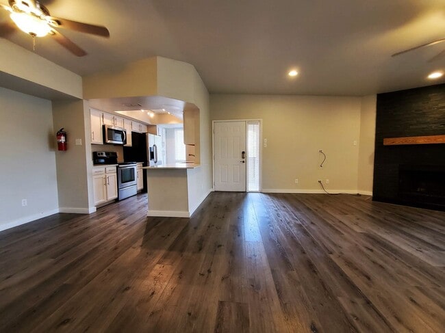 Building Photo - **MOVE IN SPECIAL***HALF OFF FIRST MONTHS RENT. UPSTAIRS 2 BEDROOM CONDO OVERLOOKING GREENBELT