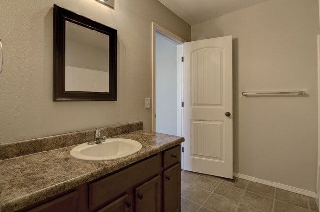 Building Photo - 3 Bedroom in Republic Schools!