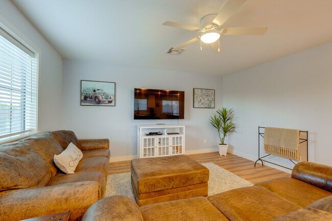 Building Photo - 8637 S Newberry Ln