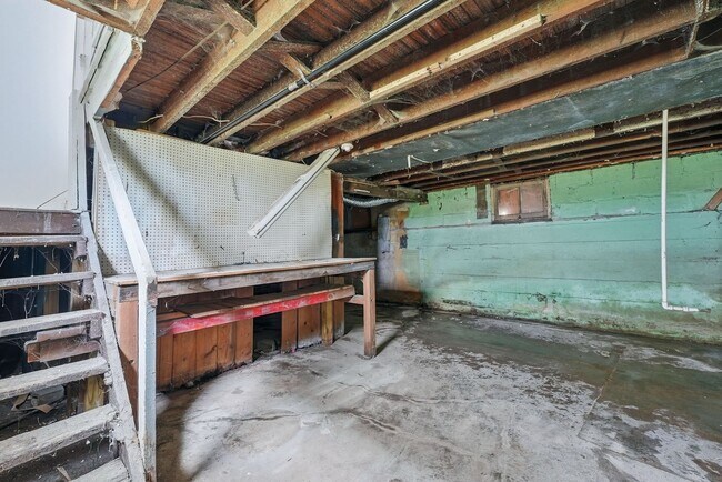 Building Photo - Updated 3BR with Fresh Finishes