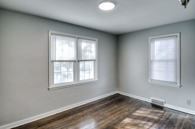 Building Photo - Aksarben Beauty