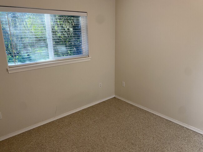 Building Photo - 348 Cockle St SW