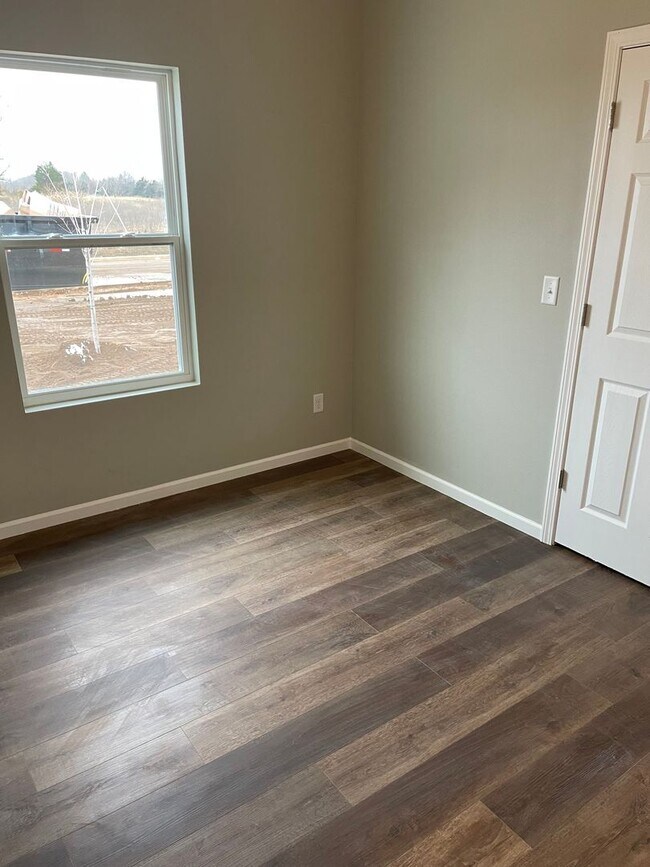 Building Photo - 4 bed 2 bath 2 Car Garage