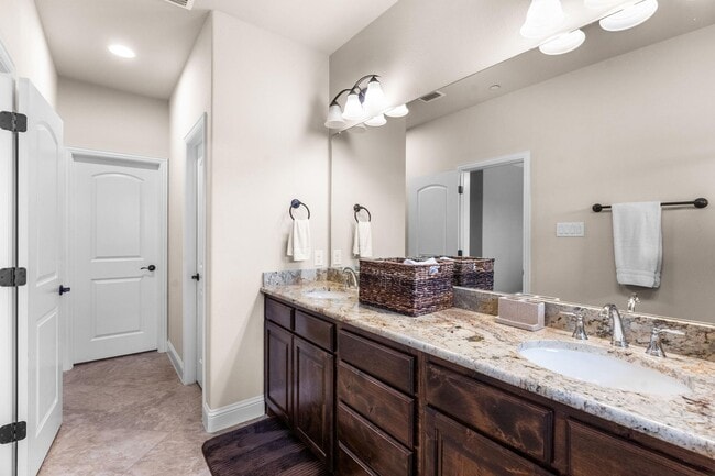 Building Photo - 1225 Pebblebrook Ln