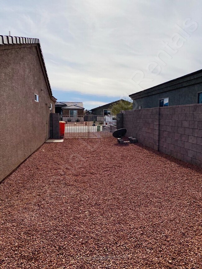 Building Photo - BEAUTIFUL 3 BEDROOM 2 CAR GARAGE HOME