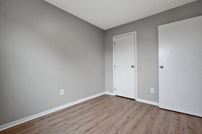 Building Photo - 2205 Clarendon Ln