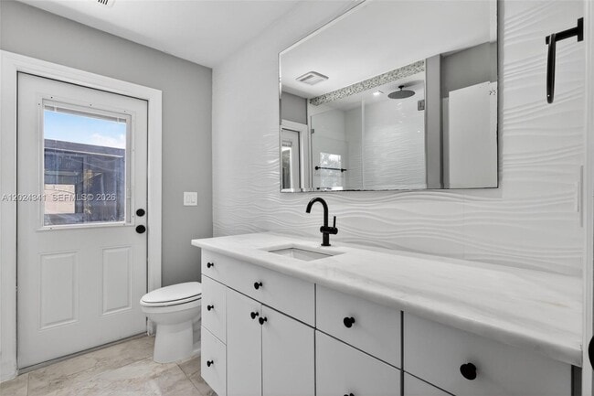 Building Photo - 9654 Sun Pointe Dr