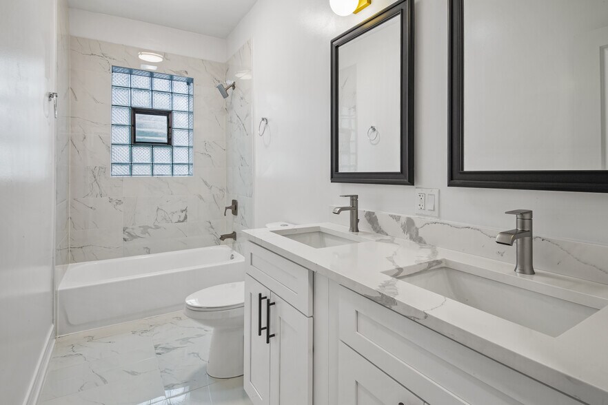 Building Photo - 1902 N Whipple St