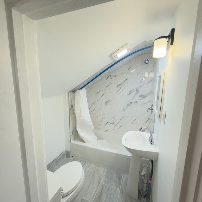 Building Photo - Charming 4 Bedroom on the SE Side!