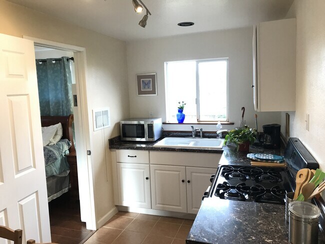Building Photo - Awesome Furnished Cottage in Point Loma Heights