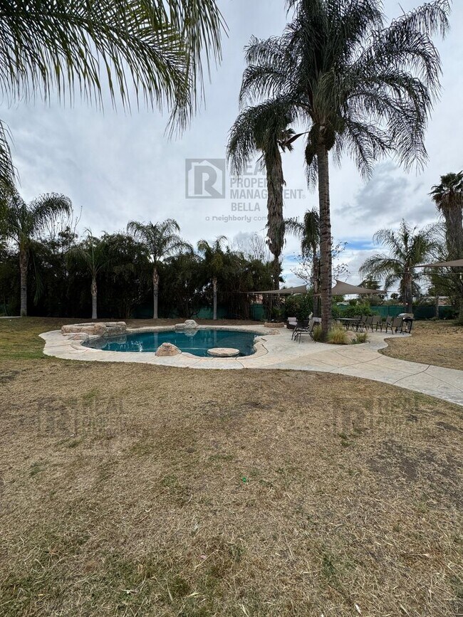 Building Photo - $750 MOVE-IN SPECIAL DISCOUNT AVAILABLE! Luxury Living Awaits: Stunning 4-Bedroom Cul-de-Sac Retr...