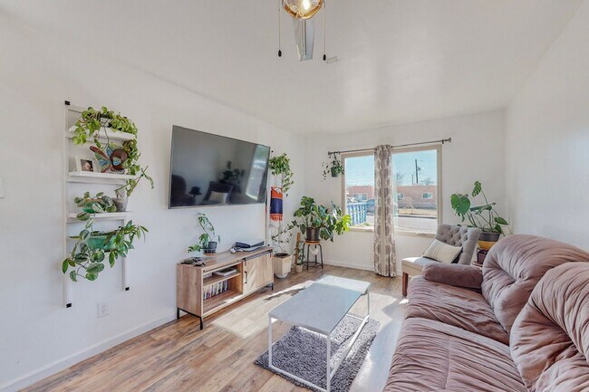 Building Photo - Charming NE Heights 3 Bedroom 2 Bath