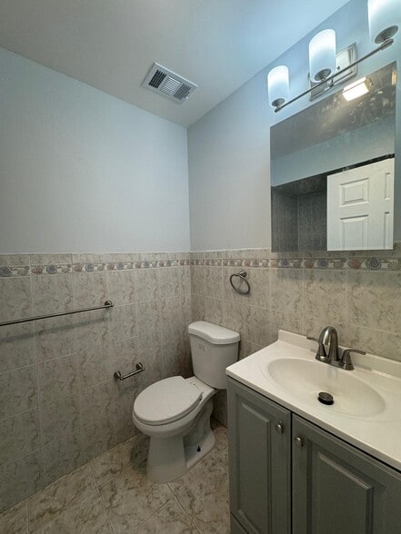 Building Photo - 1057 Bond St