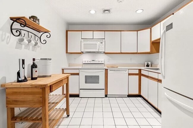 Building Photo - 305 Salem St