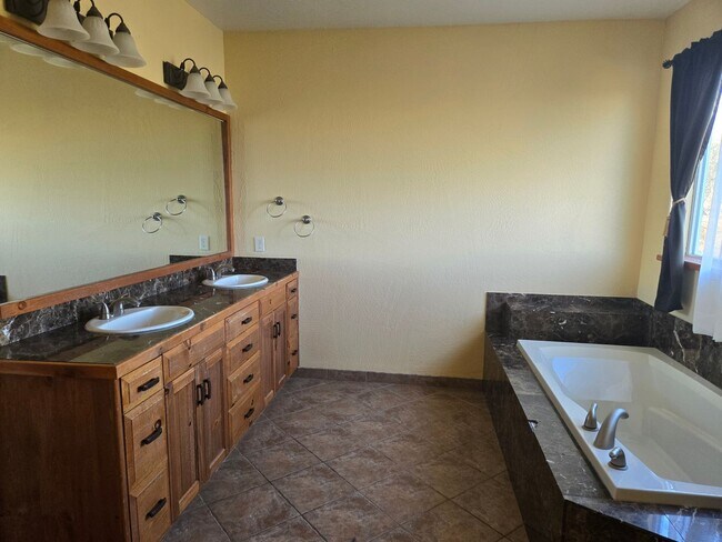 Building Photo - 4784 Cottonwood Rd