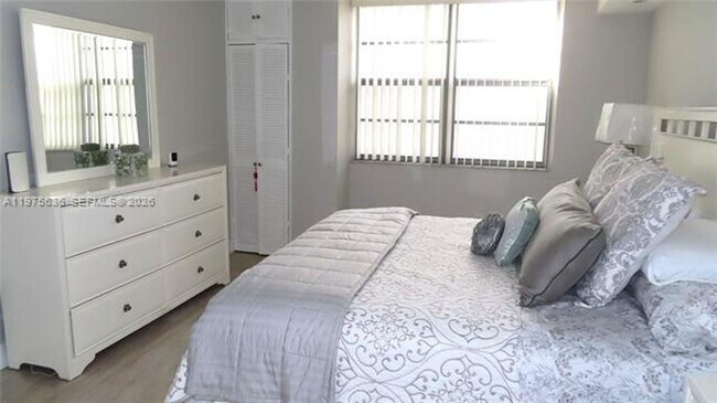 Building Photo - 5701 Collins Ave