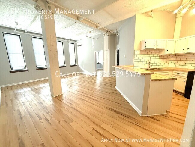 Building Photo - 1133 W 9th St