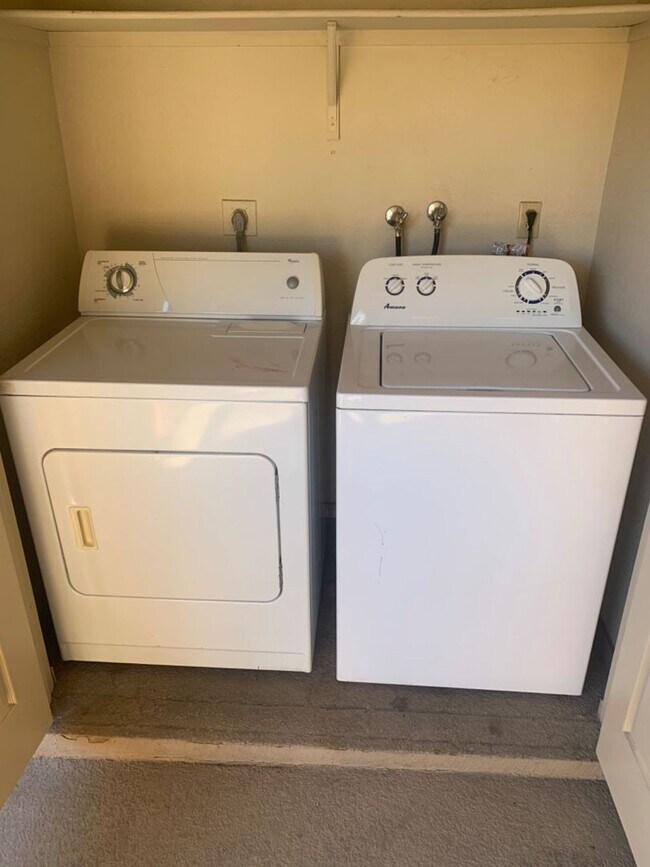 Building Photo - 2 bed 1 bath condo for rent -$1300