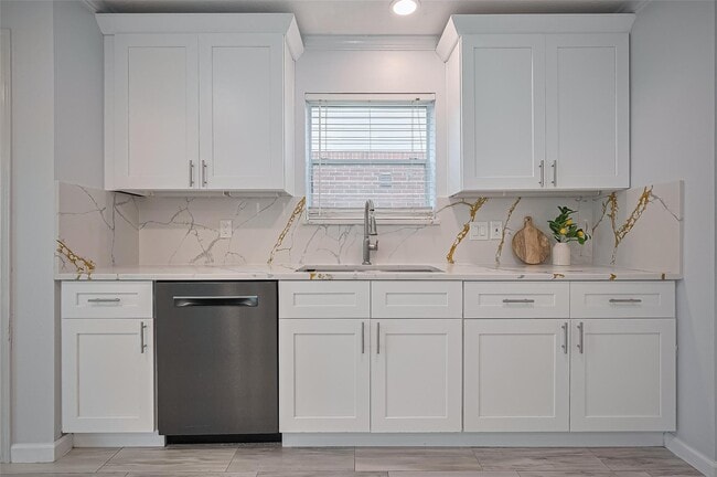 Building Photo - 5914 Clerkenwell Dr