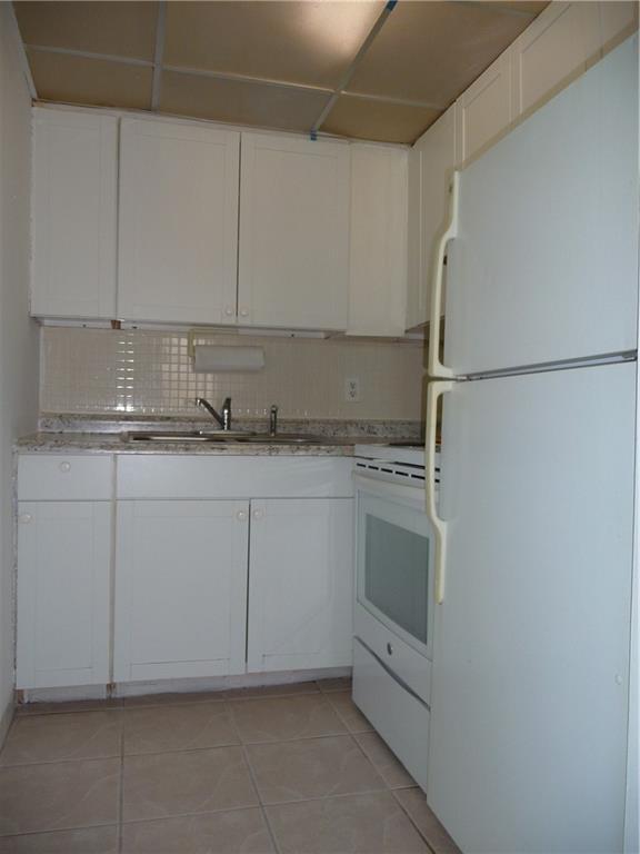 KITCHEN - 1260 SE 3rd Ct