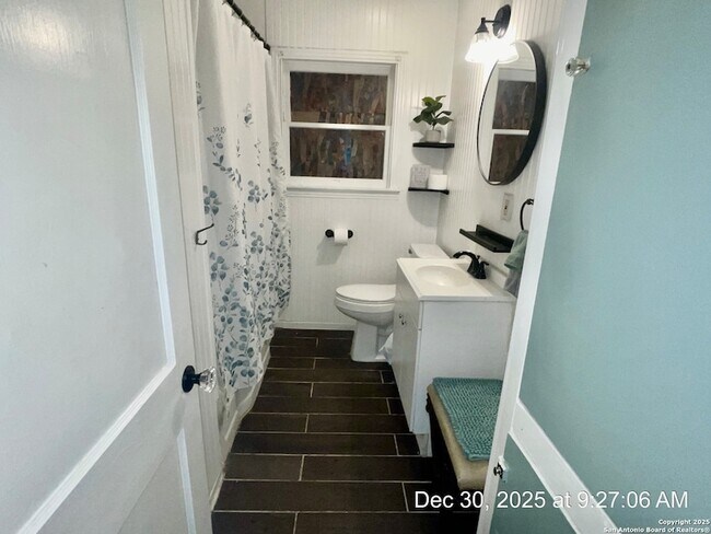 Building Photo - 1010 Gardina St