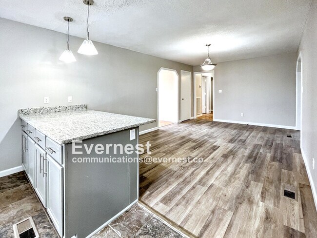 Building Photo - 4905 Eastwood Dr