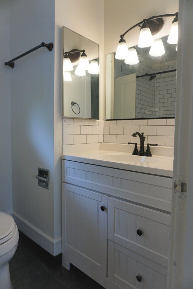 Building Photo - Centrally Located 3-bedroom, 1-bathroom in the Columbia Neighborhood.