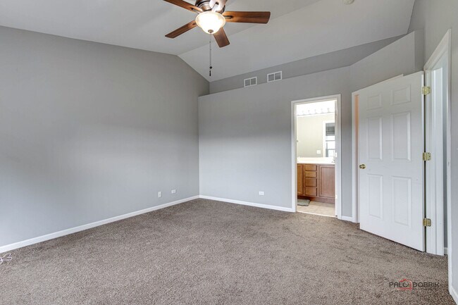 Building Photo - 921 Summit Creek Dr