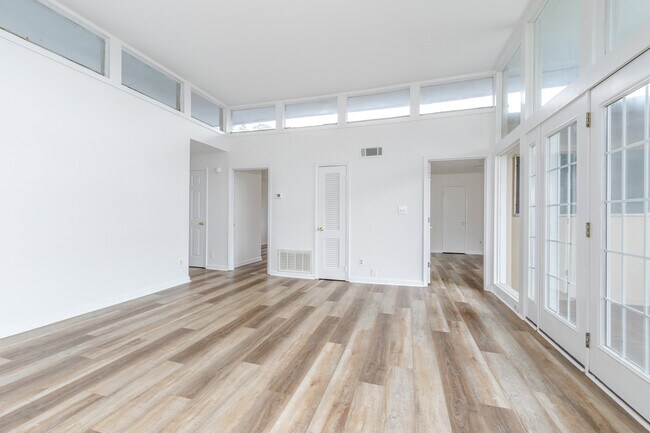 Building Photo - 346 Carpenter Dr NE