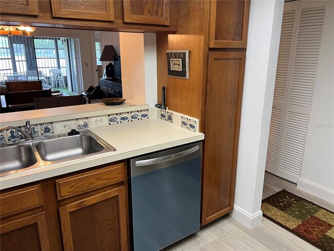 Building Photo - 333 Woodlake Wynde