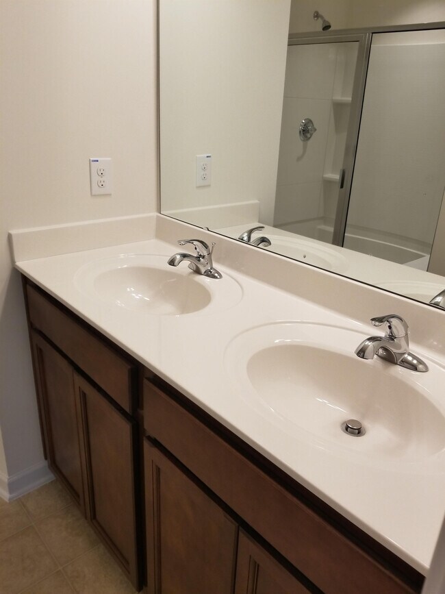 Building Photo - 49 E Grove Point Dr