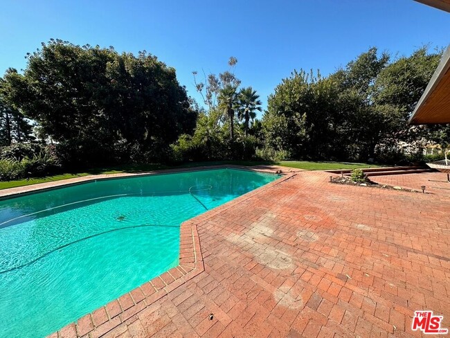 Building Photo - 590 N Tigertail Rd