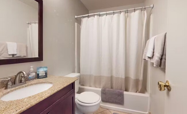 Building Photo - 220 Elm St