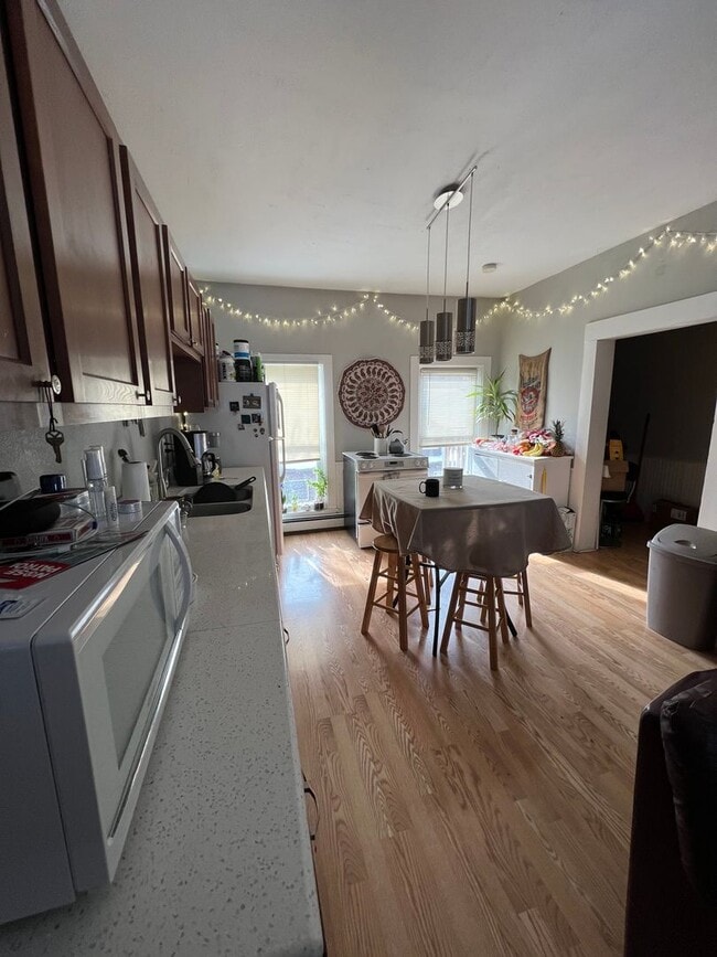 Building Photo - 3 Bedroom with Laundry and Off Street Park...