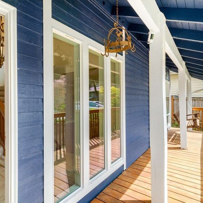 Building Photo - Secluded Lake Sammamish 3 bedroom plus bonus room!