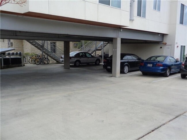 Building Photo - 210 E 32nd St