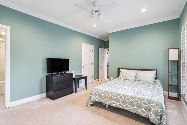 Building Photo - Luxury Townhome Where Midtown Meets Buckhead