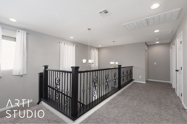 Building Photo - Beautiful 4 bedroom 2.5 bathrooms Two-Stor...