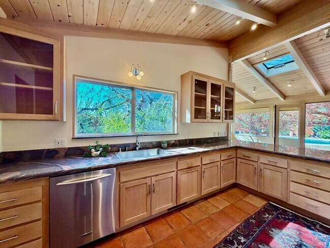 Building Photo - 321 Dutch Henry Canyon Rd